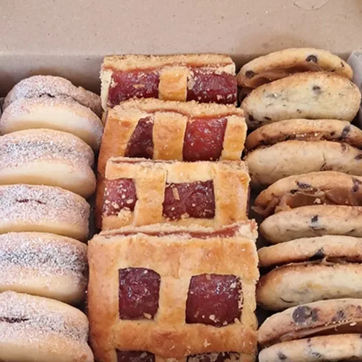 Box surtido de alfajores, cookies y pastafrola